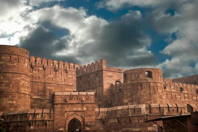 Agra Fort: Must Knows for Foreign Travelers
